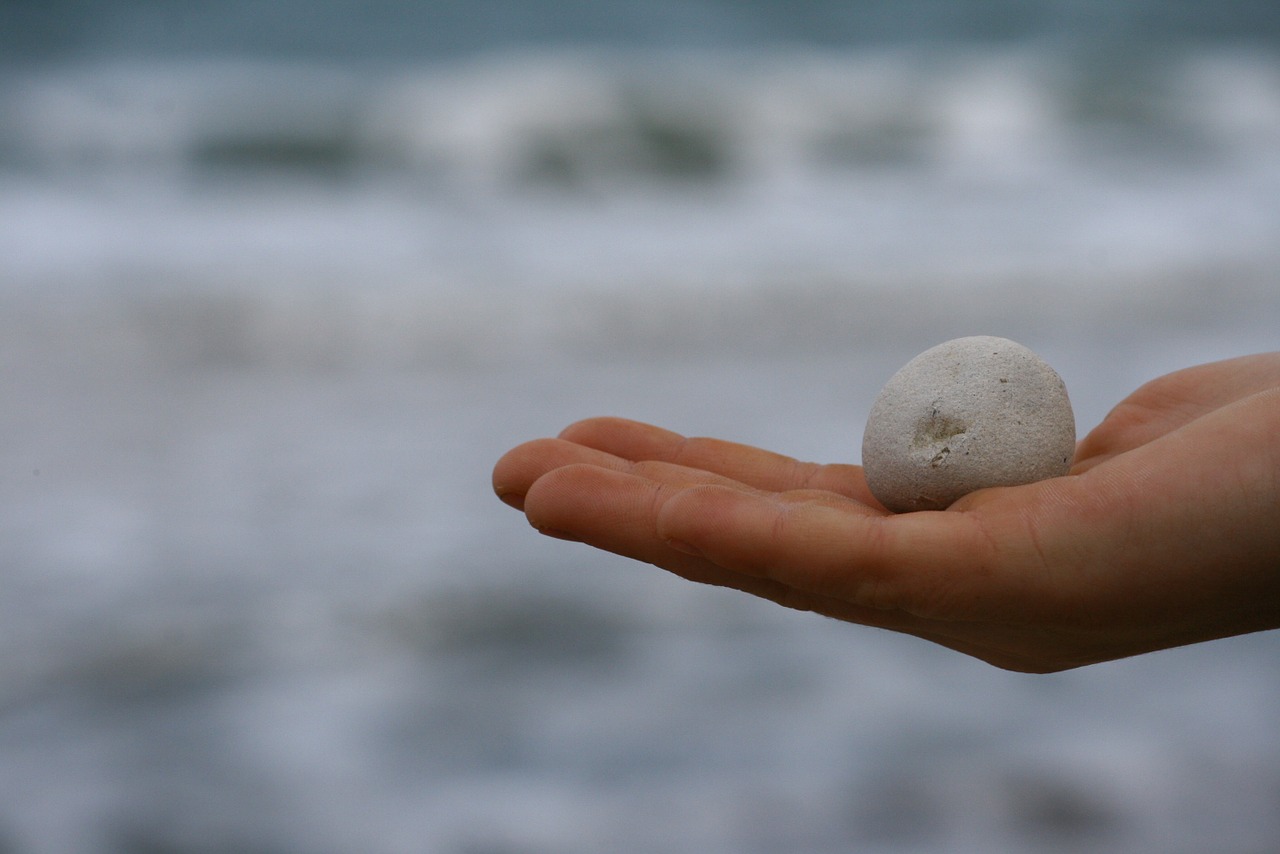 child-hand-1206922_1280